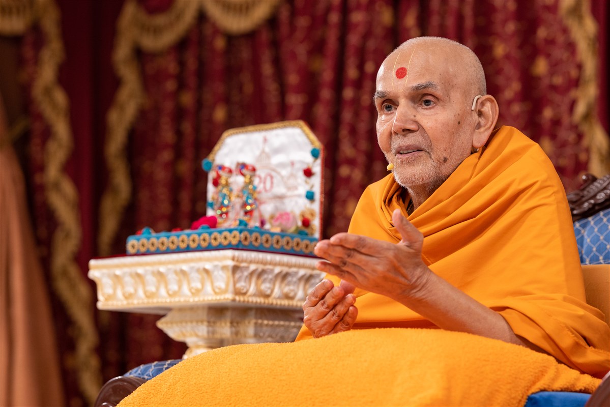 Swamishri engrossed in reminiscing about Yogiji Maharaj