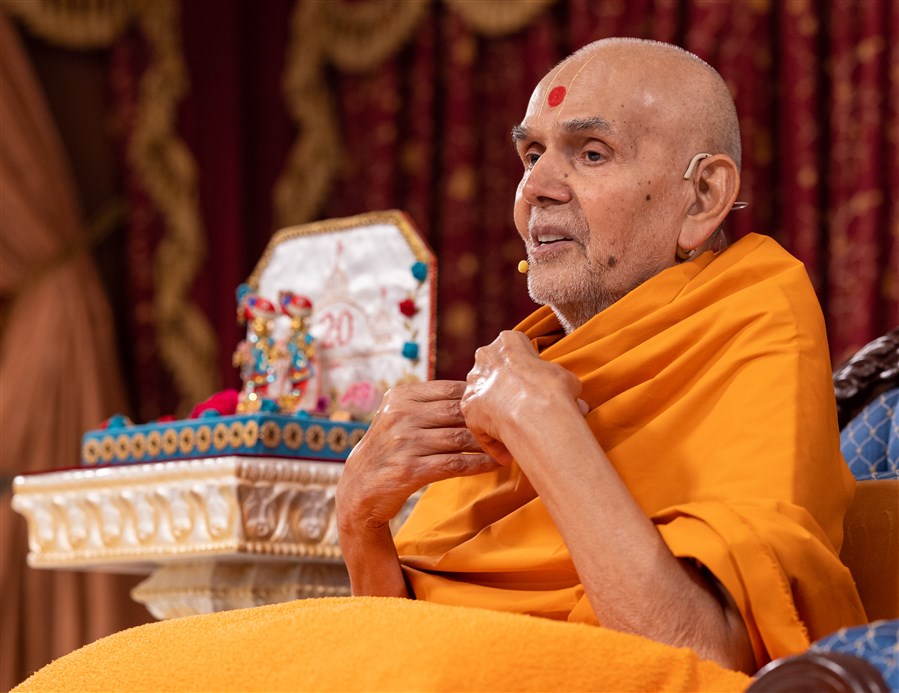 Swamishri engrossed in reminiscing about his guru Yogiji Maharaj
