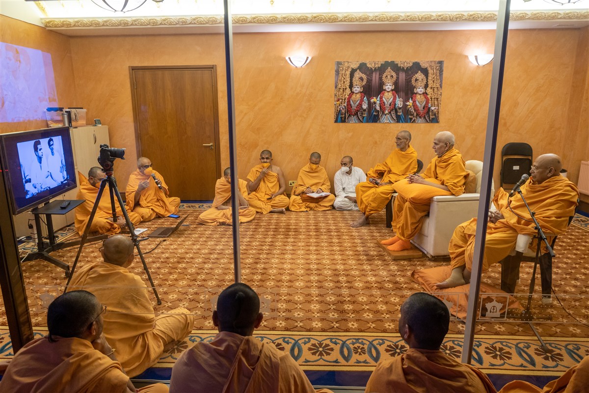 During the afternoon assembly, Swamishri interacts with swamis and sadhaks as they reminisce his diksha and early youth
