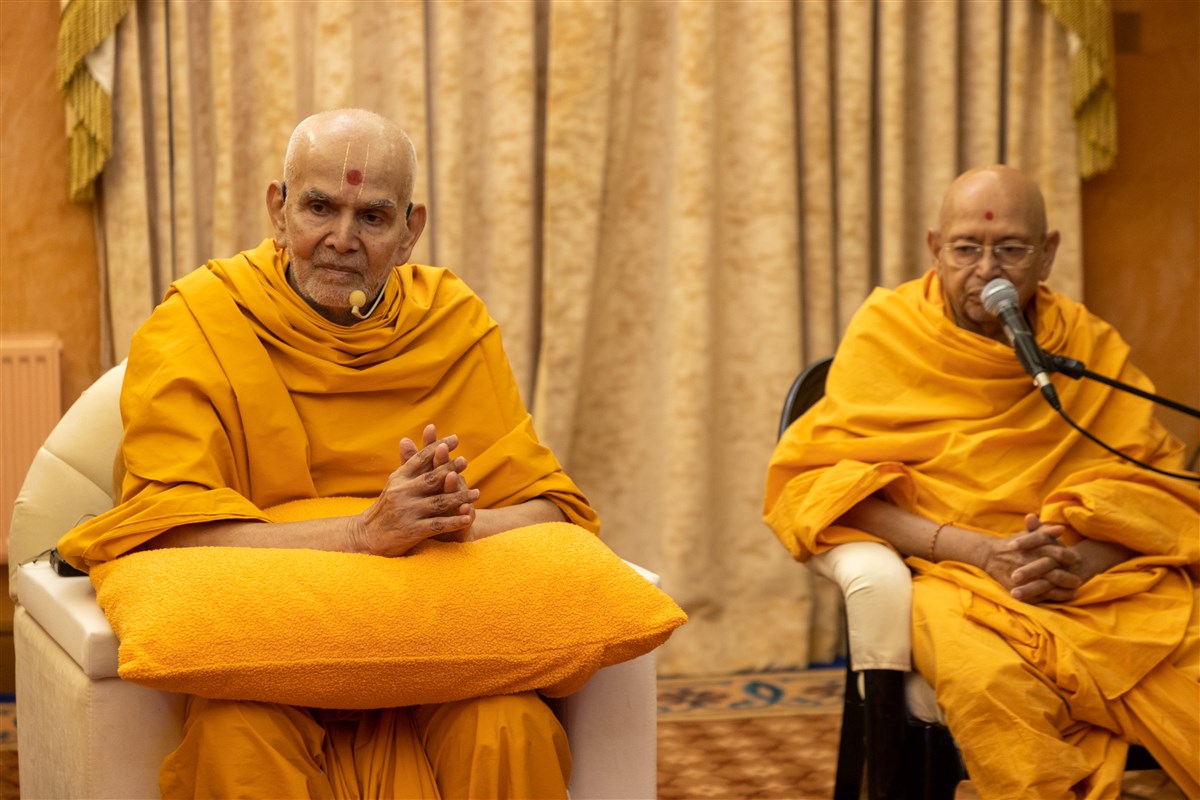 Swamishri listens intently to the questions