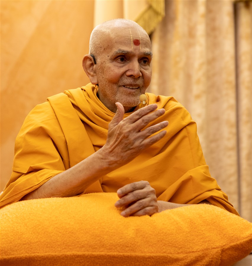 Swamishri recalls fond memories of Yogiji Maharaj from more than 60 years ago