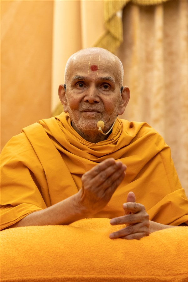 Swamishri responds warmly to the old photos of Yogiji Maharaj