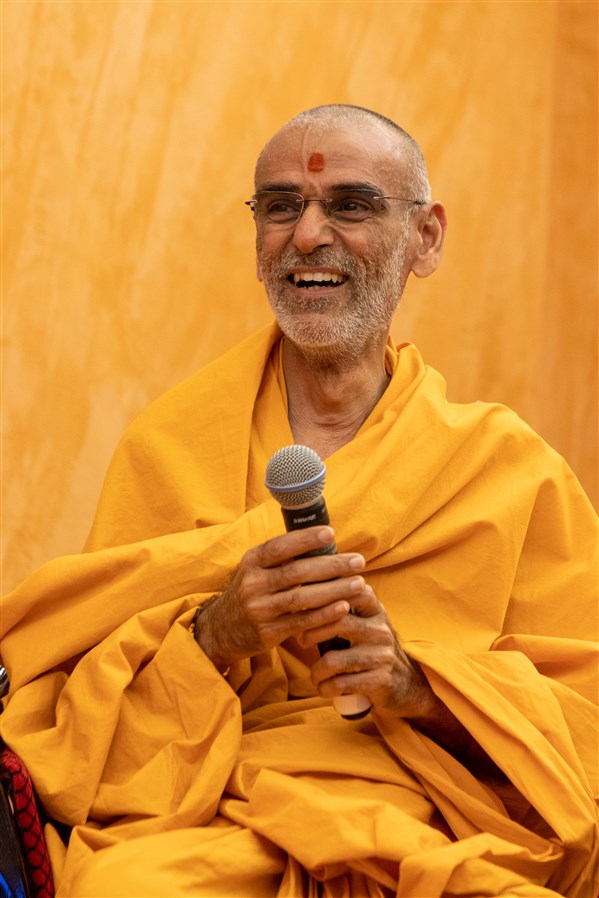 Anandswarupdas Swami sharing joyous childhood memories of Yogiji Maharaj and Swamishri in Mumbai