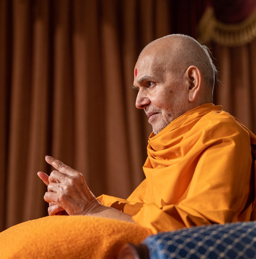 Swamishri greeting the evening assembly