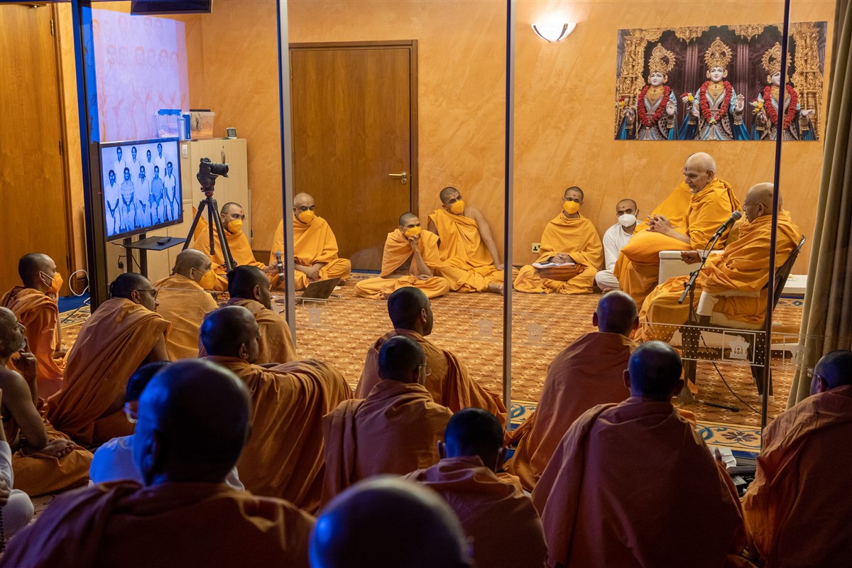 Tyagvallabhdas Swami also shares his memories with the swamis and sadhaks