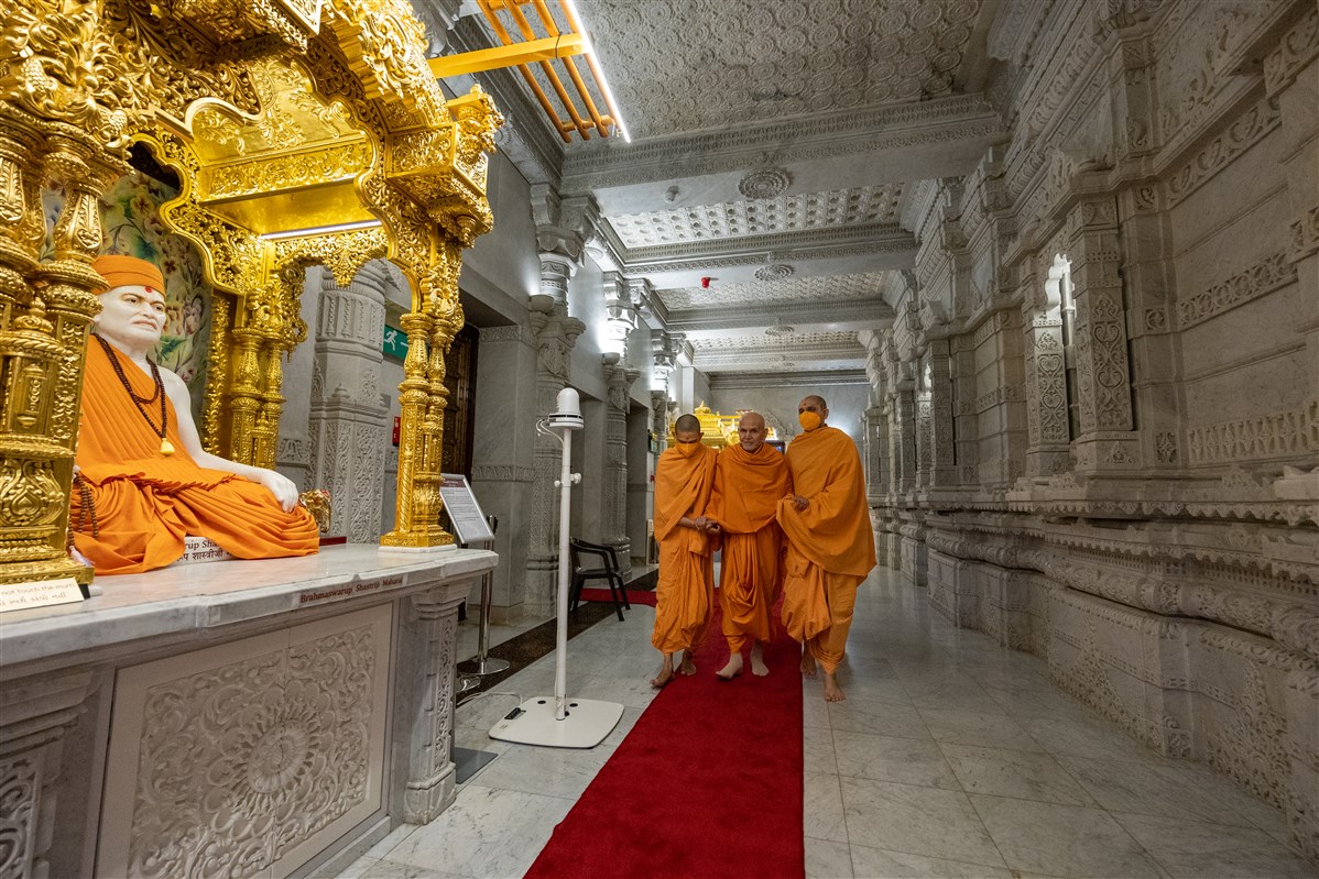 Param Pujya Mahant Swami Maharaj on his way to offer his reverence to the murtis in the upper sanctum