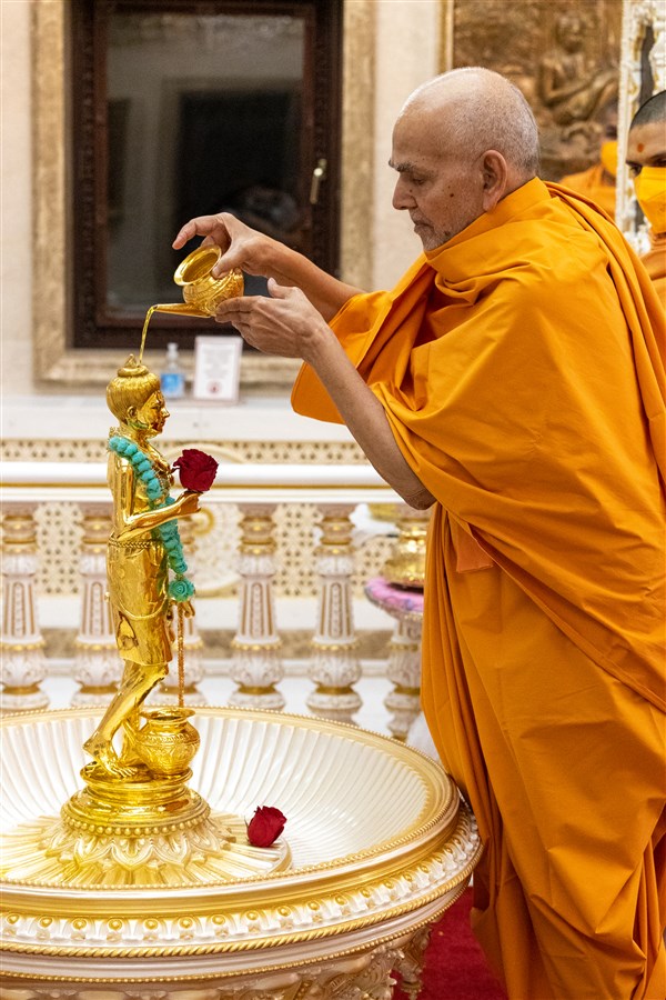 Swamishri performs the abhishek of Shri Nilkanth Varni