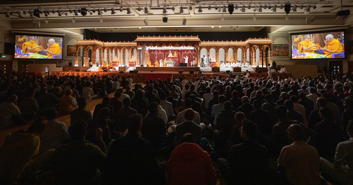 Thousands of devotees gather early in the morning for Swamishri's puja darshan