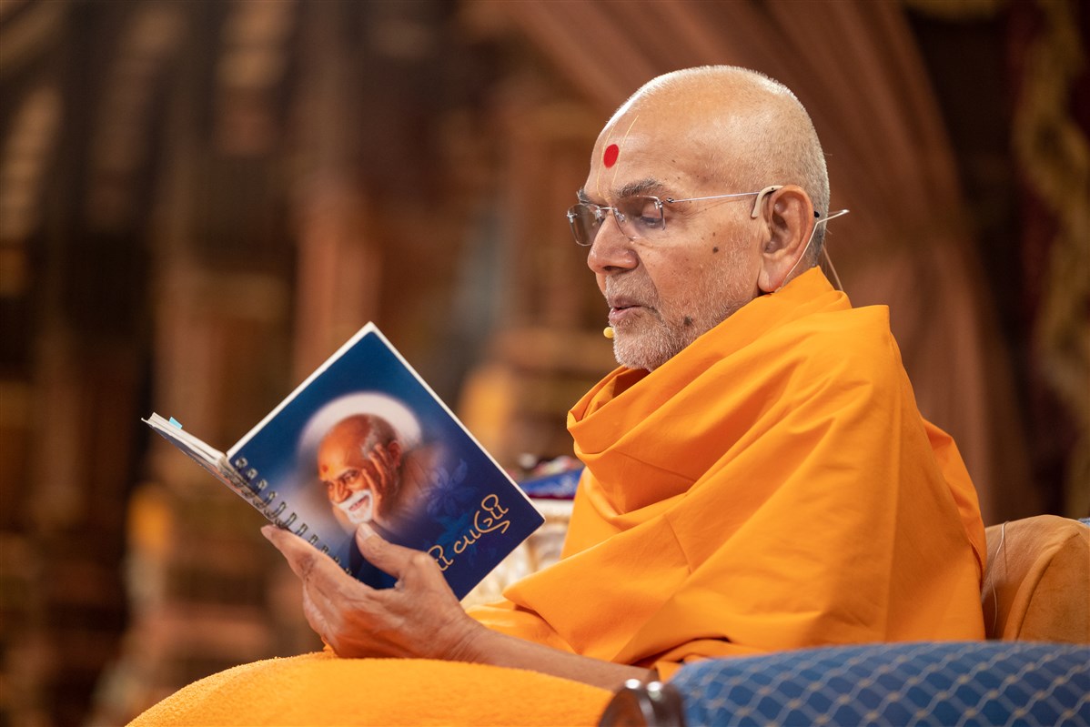 Swamishri engrossed in the words of Yogiji Maharaj