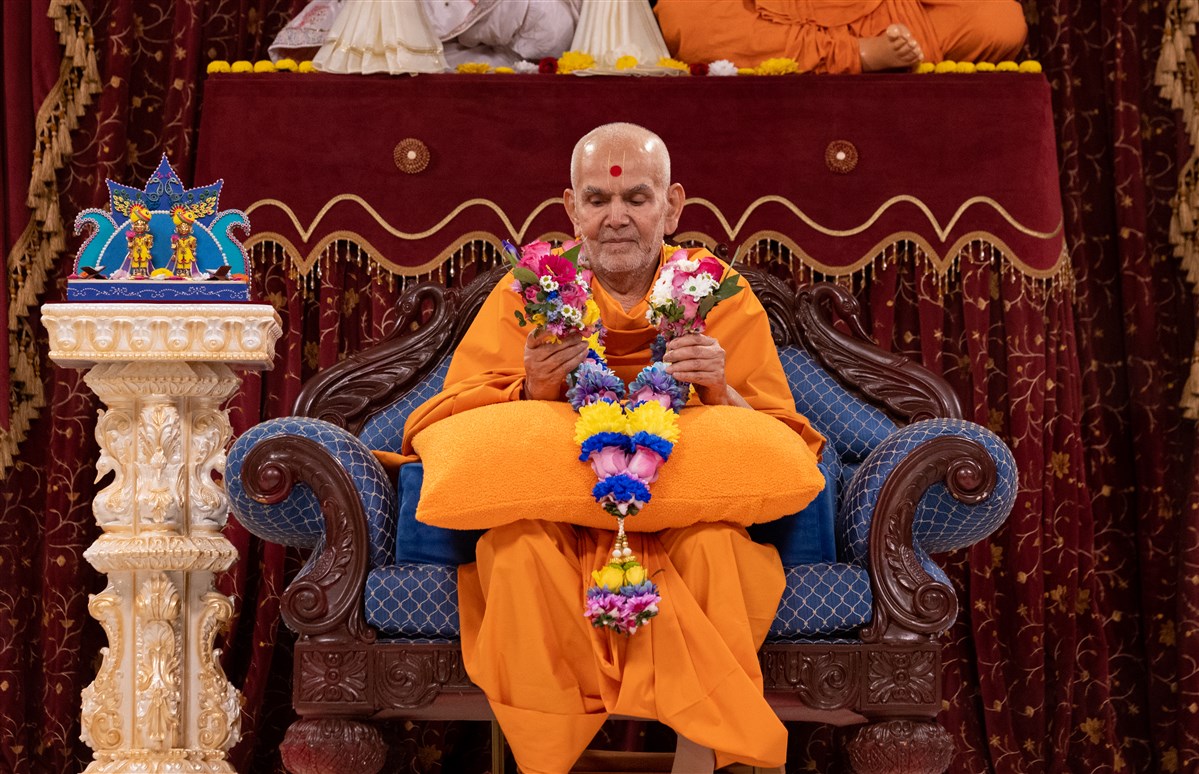 Swamishri appreciates the devotion of the devotees in crafting the various offerings