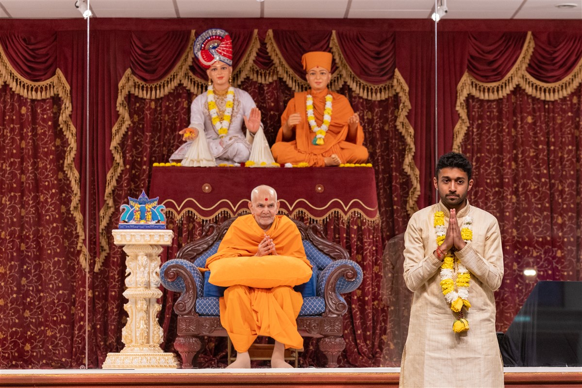 Praveen Prathapan receives Swamishri's blessings