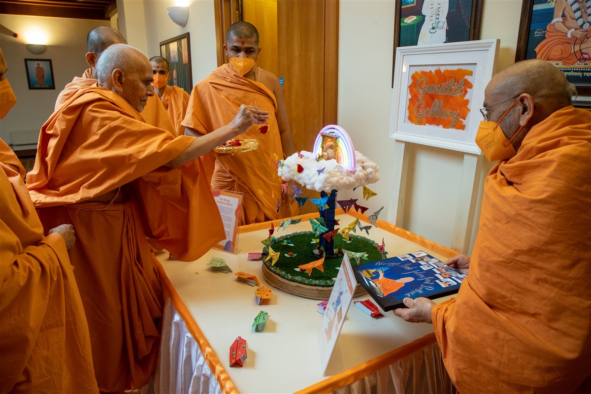 Swamishri blesses a decorative offering from balikas