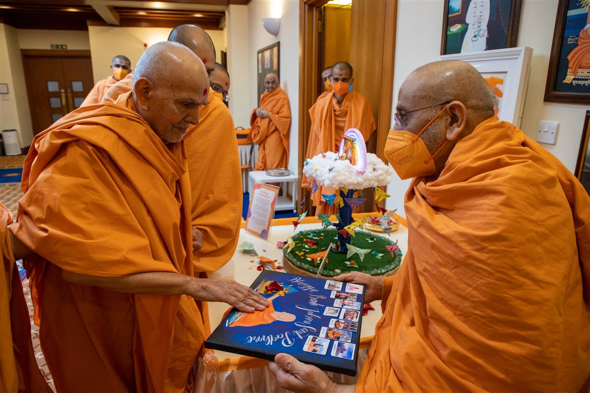 Swamishri blesses a decorative offering from kishoris