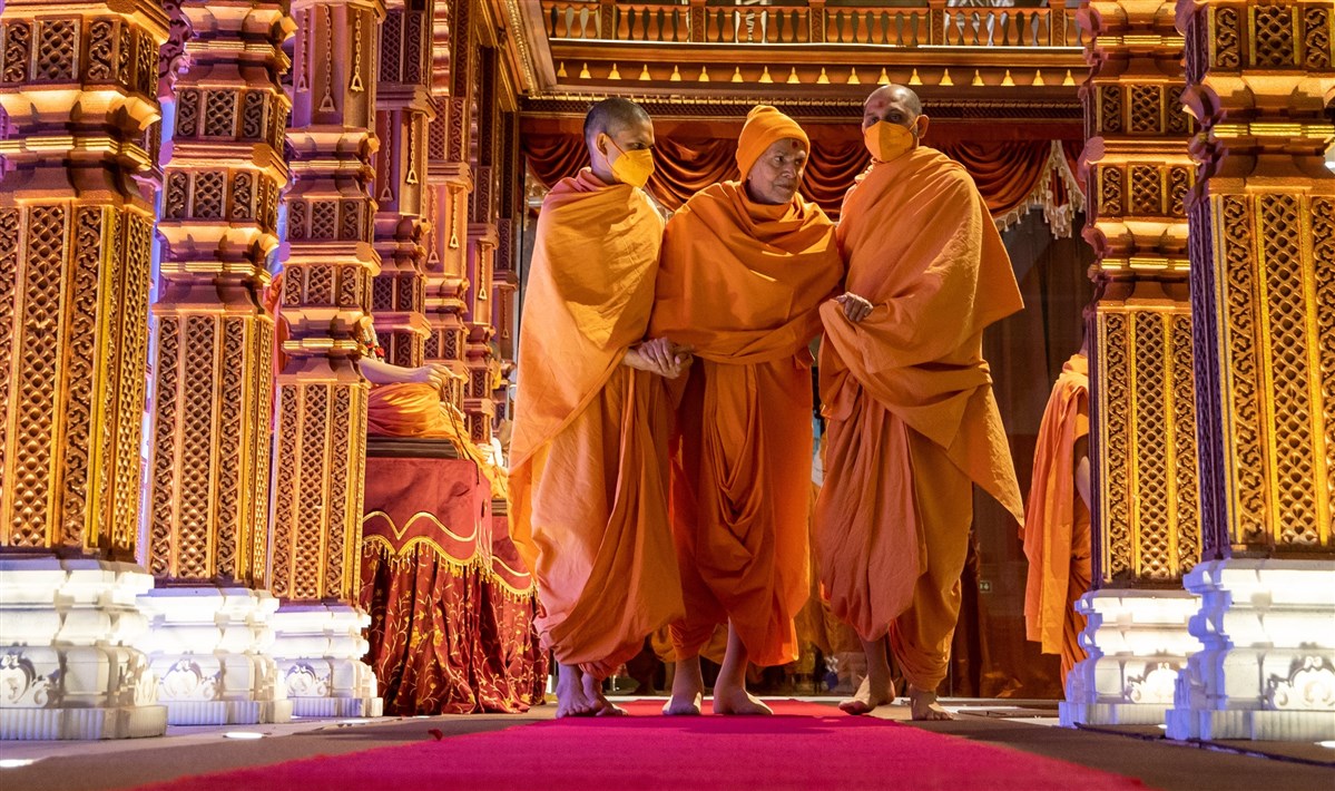 Swamishri departs from the evening assembly