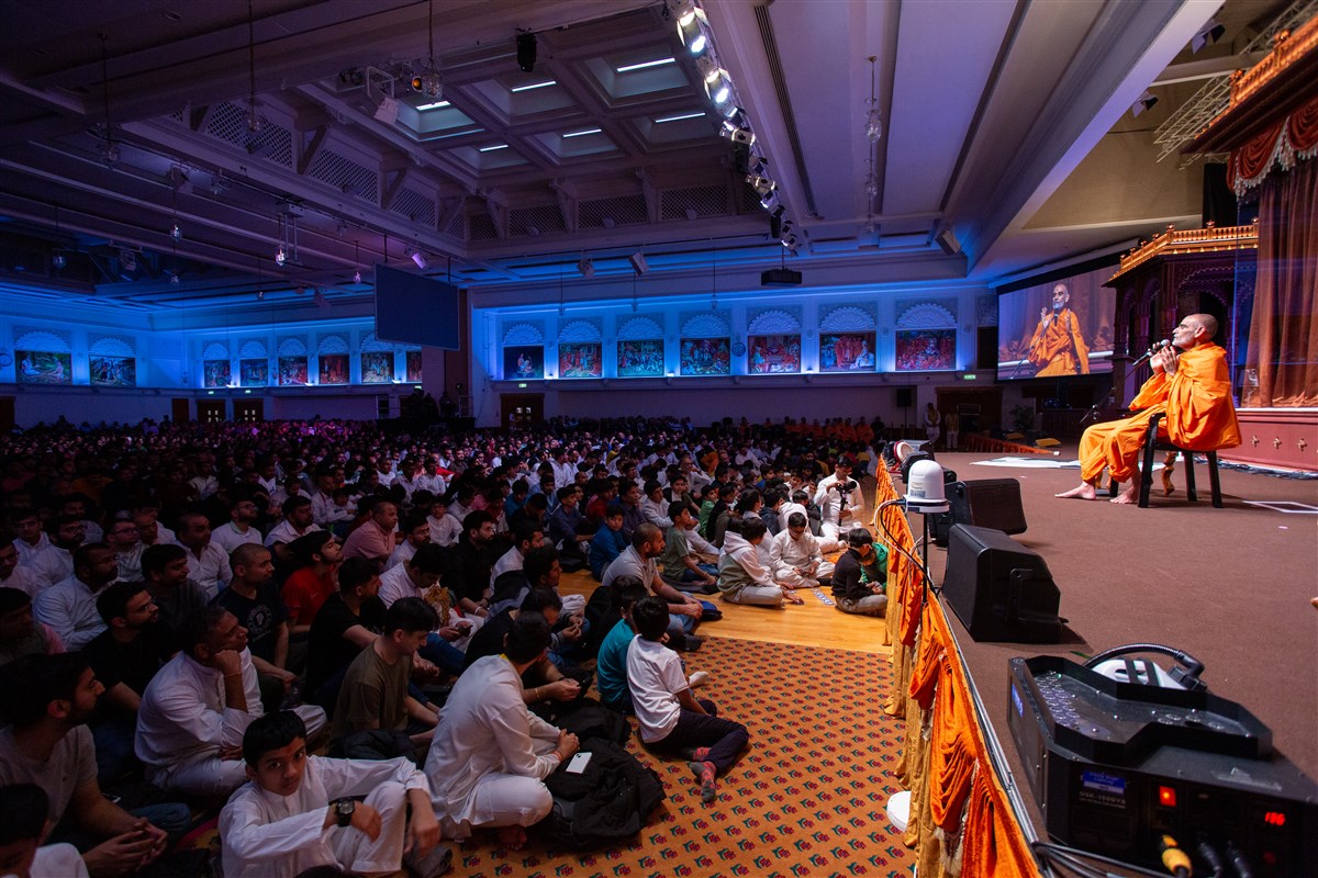 He drew upon scriptural passages as well as powerful metaphors and parables to reiterate the need for regular satsang at home