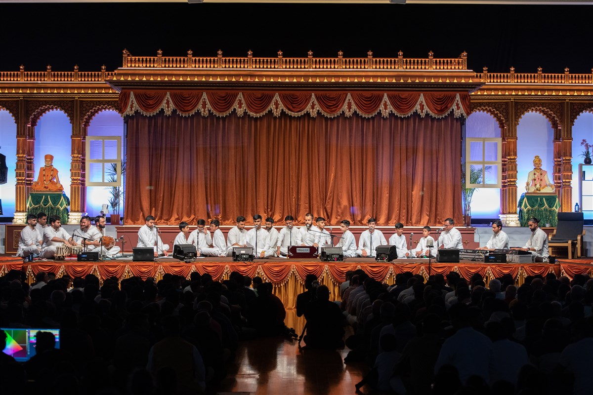 The evening assembly commenced with youths singing a moving rendition of <i>'Sampilo Parivār, Amāro Jampilo Parivār'</i>