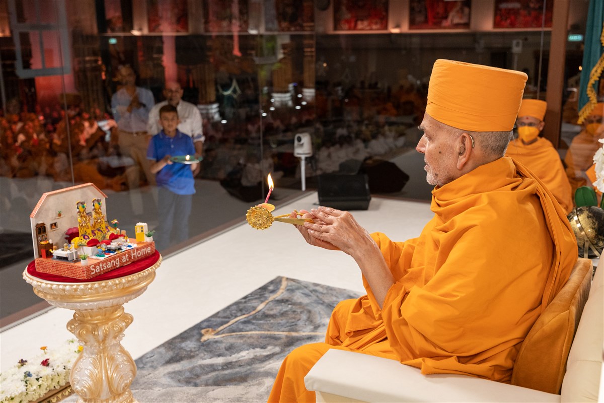 <i>'Jay Swāminārāyan, Jay Akshar-Purushottam...'</i>