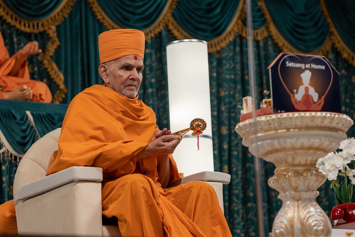 <i>'Dhanya dhanya mam jivan, tav sharane sufalam...'</i>
