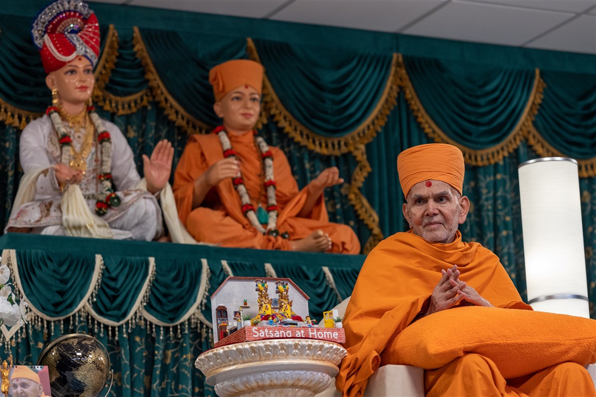 When asked by the family how to tackle the challenges they face at home, Swamishri listens carefully...