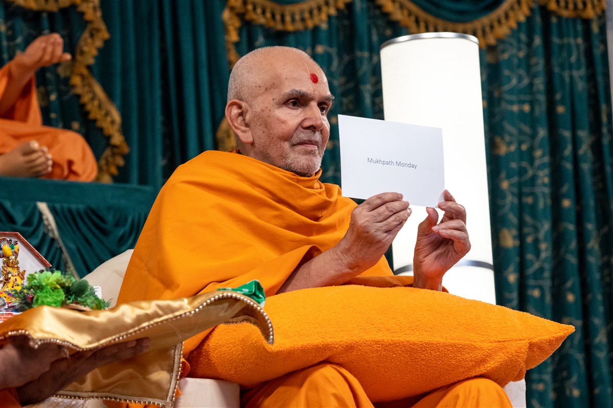 Swamishri reveals the family activity for Monday is mukhpath (memorisation of scriptural passages)