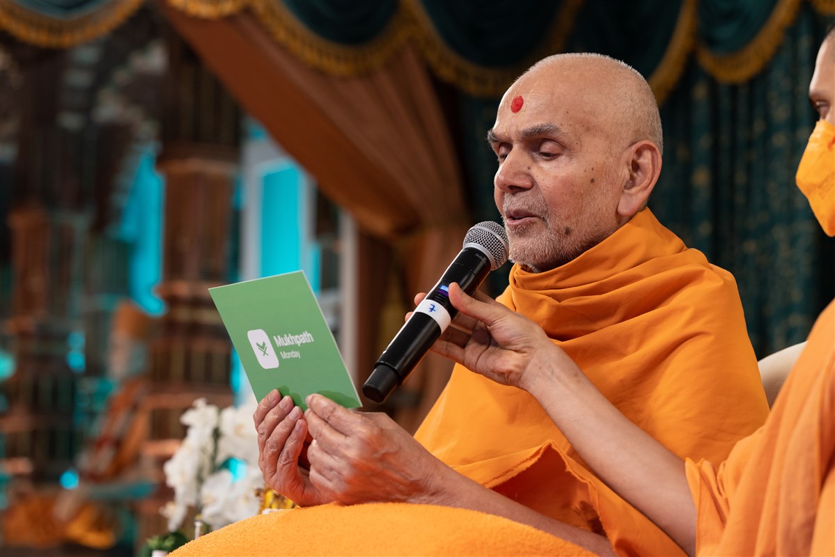 Swamishri encouraged the 'Mukhpath Marvels' club for children that happens every Monday