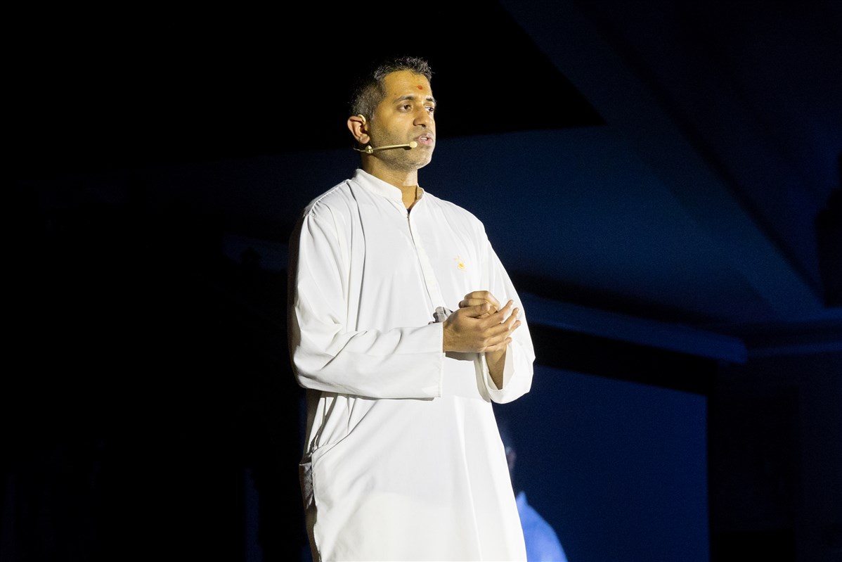 Rahulbhai Bhagwat, a leading children's forum volunteer, introduced the theme of the programme by addressing the challenges many families face at home