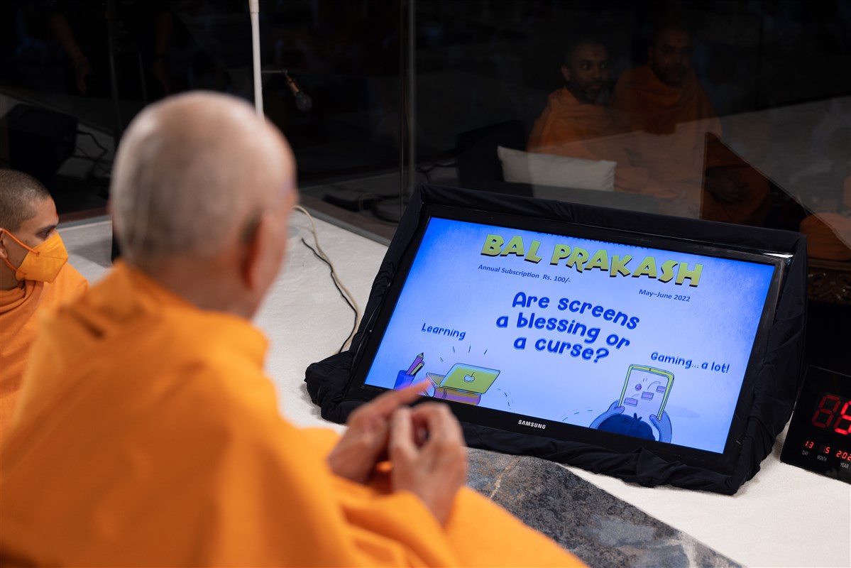 Swamishri watches a short video introducing Swaminarayan Bal Prakash
