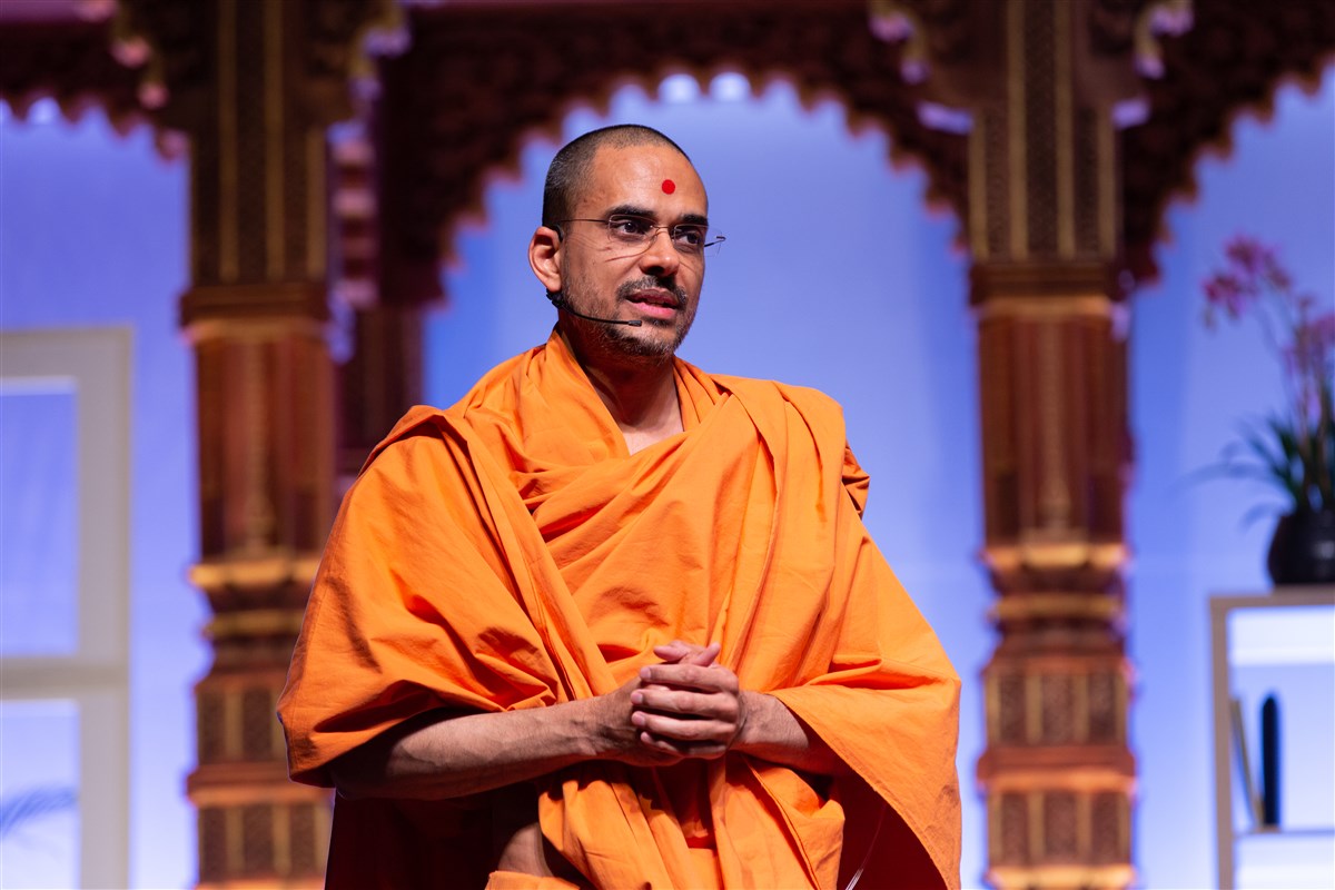 Paramtattvadas Swami spoke about how various factors can detrimentally impact peace and harmony within a home