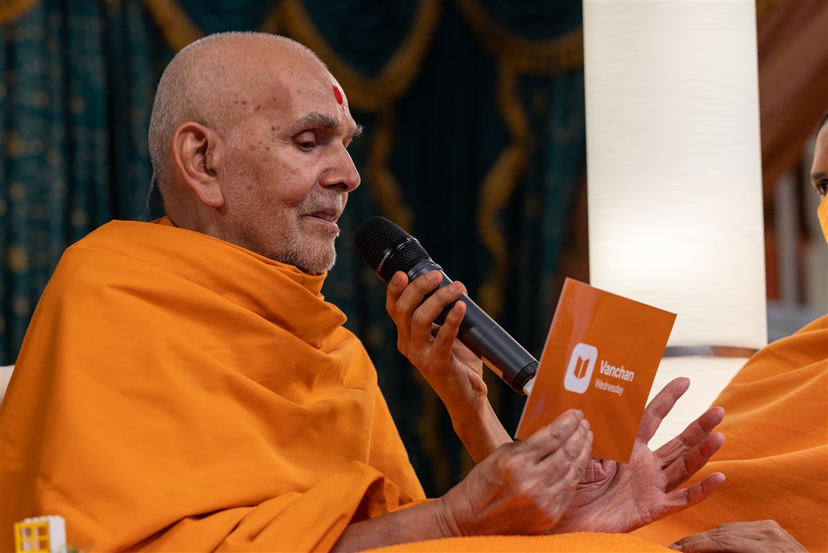 Swamishri also explained that the Vachanamrut reveals profound spiritual principles using easy-to-grasp, everyday analogies