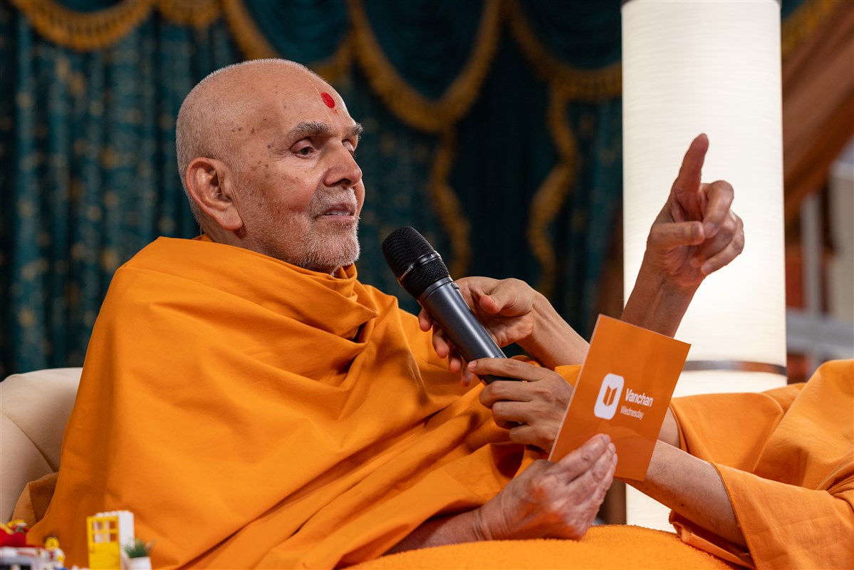 Swamishri explains that through prayer and sincere practise, the truths of the Vachanamrut, Swamini Vato and other scriptures reveal themselves to readers