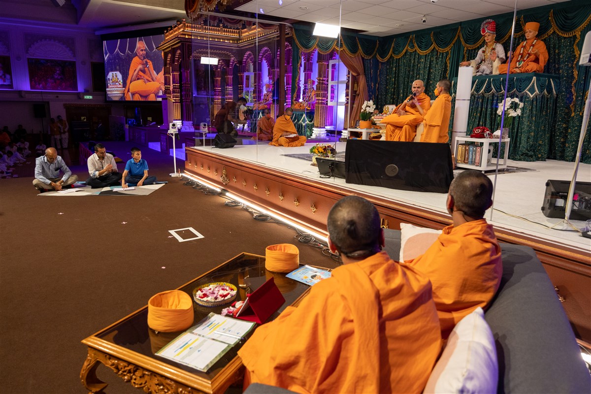 Swamishri explains that offering guru bhakti means to follow Pramukh Swami Maharaj's wish to study for the Satsang Exams by reading the short jivancharitras and other books