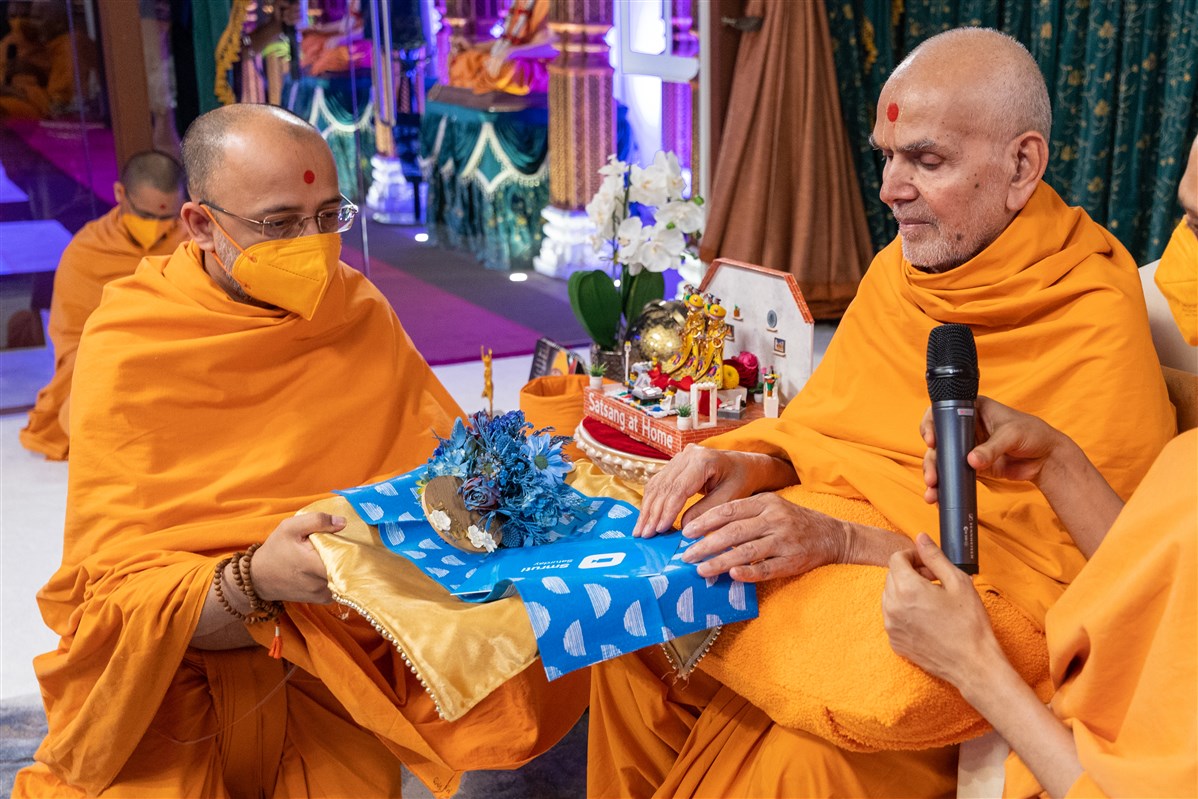 Swamishri reveals the family activity for Saturday as 'Smruti'