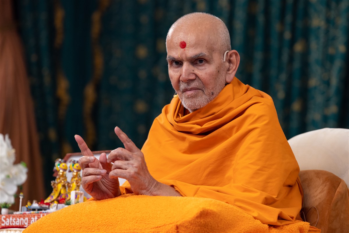 Swamishri emphasises each of the prayers for the families with hand gestures