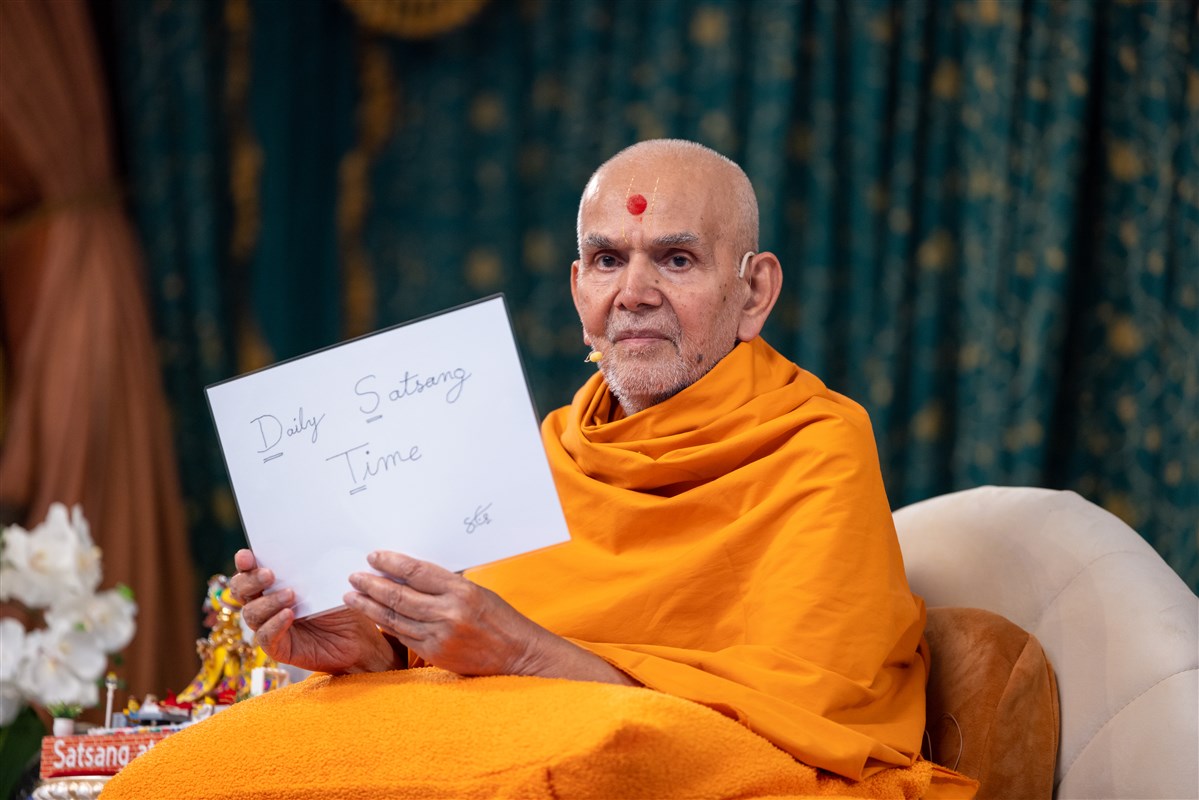 When asked by the family what dakshina they could offer Shri Akshar-Purushottam Maharaj for gracing their home in this padhramani, Swamishri responded with 'Daily Satsang Time'