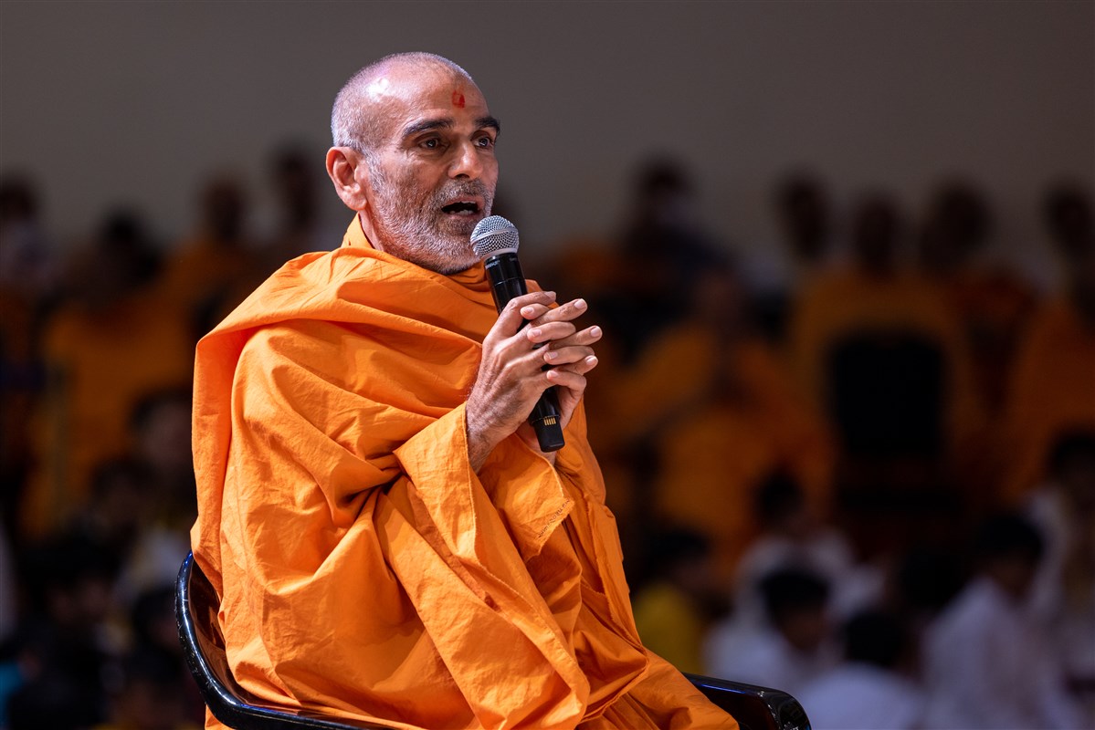 Anandswarupdas Swami leads the dhun, the traditional manner in which a padhramani is concluded