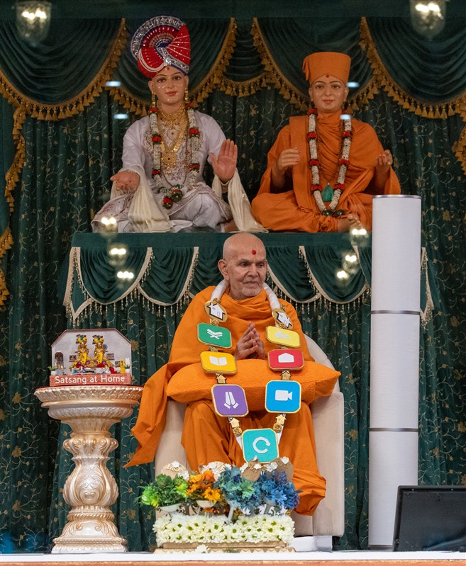 Swamishri donned the decorative garland with folded hands