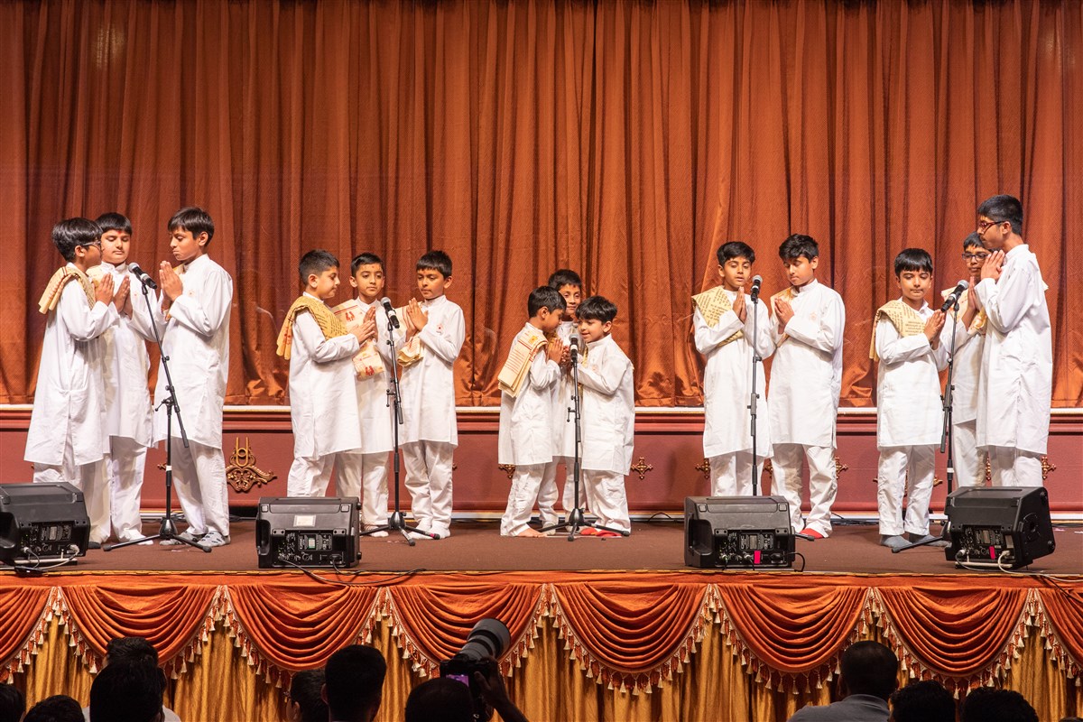 Children recited verses from the Satsang Diksha emphasising satsang at home