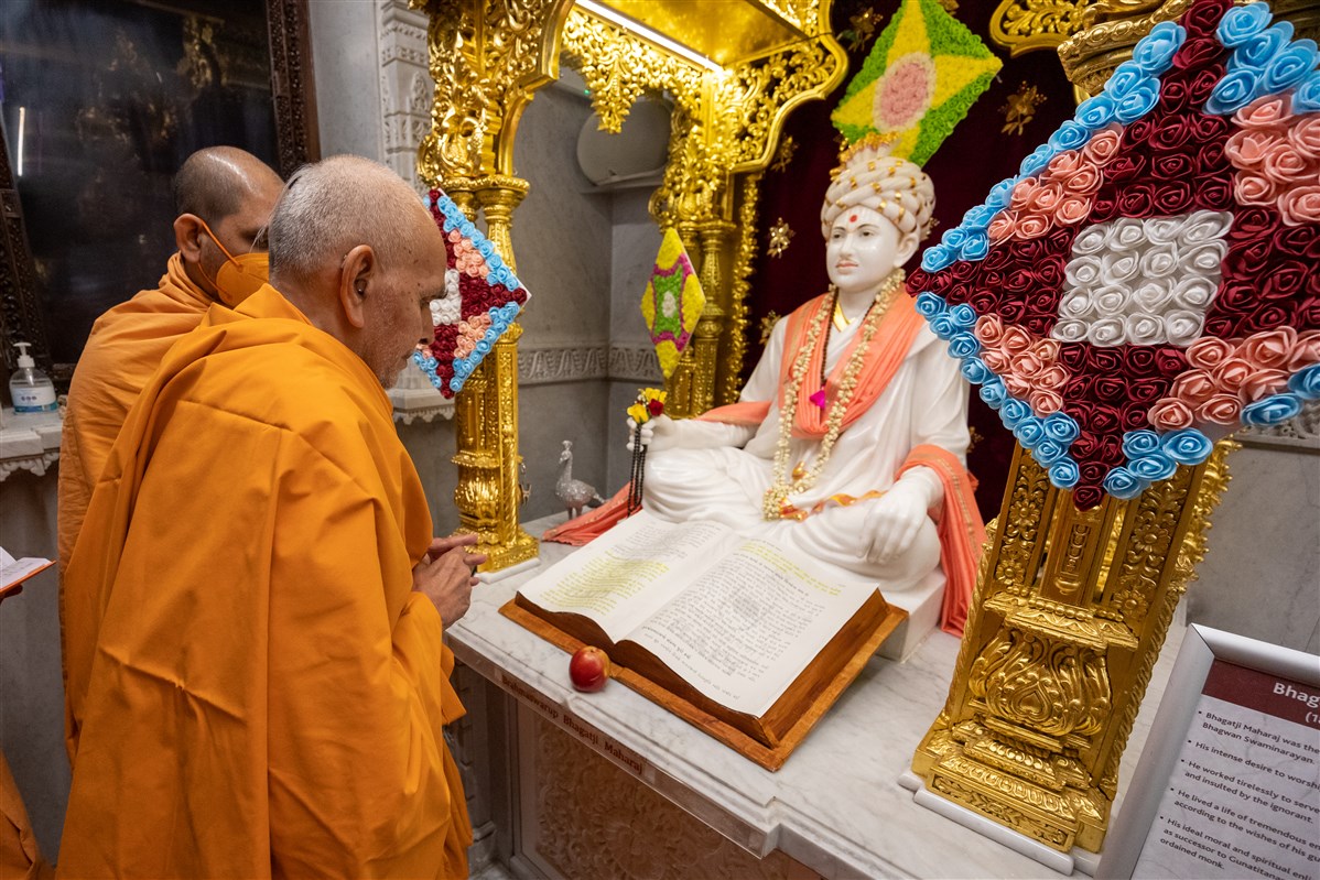 Param Pujya Mahant Swami Maharaj engrossed in the darshan of Bhagatji Maharaj