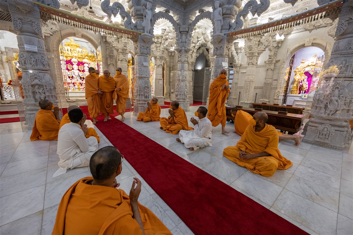 Swamishri blessing the swamis and sadhaks