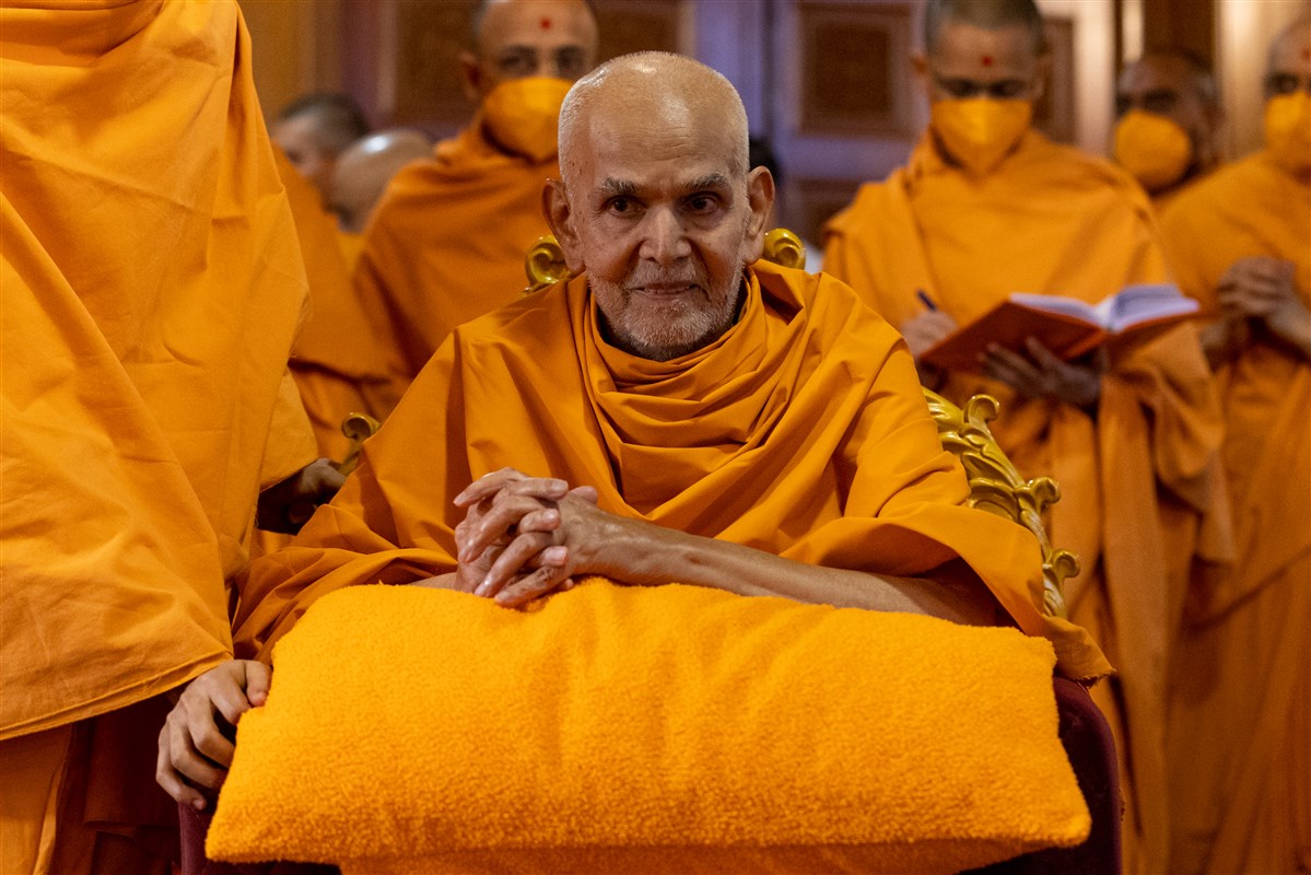 Swamishri greeting devotees