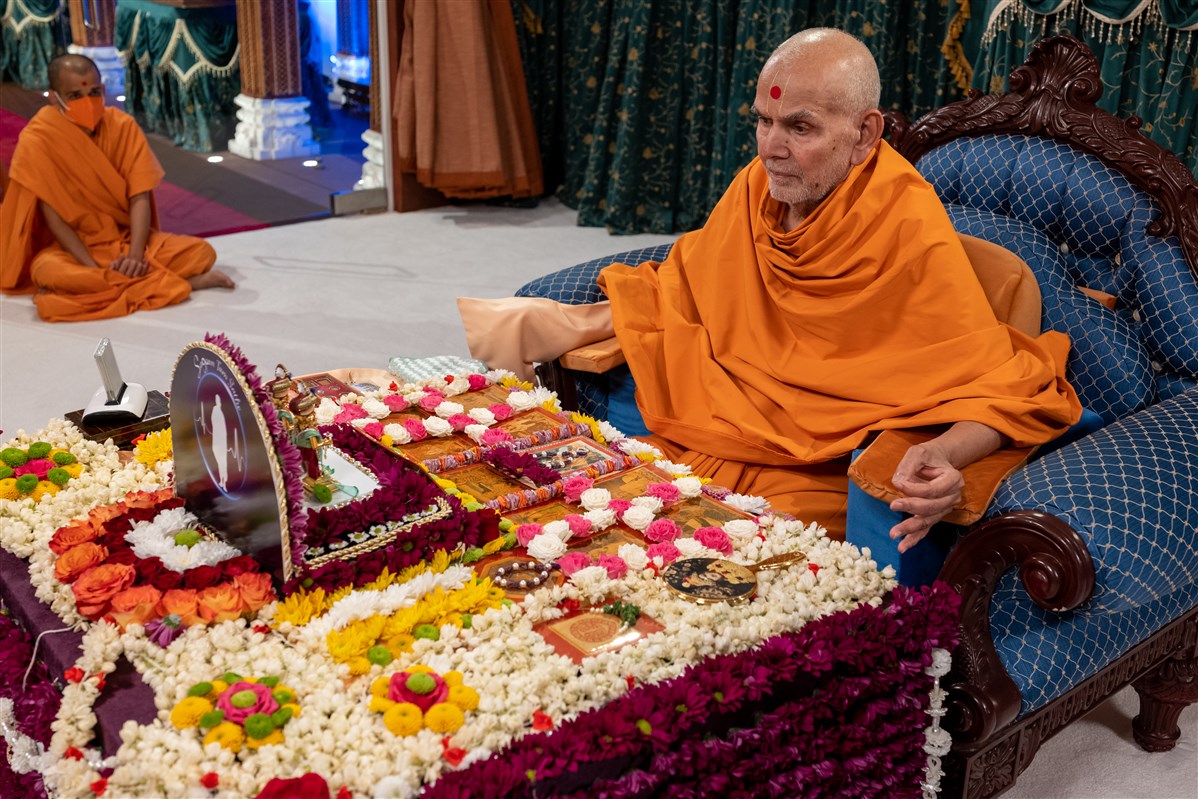 Swamishri performing his morning puja