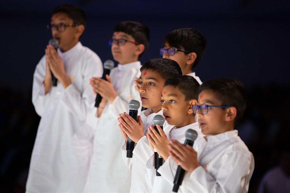 Children recite scriptural passages during Swamishri's morning puja