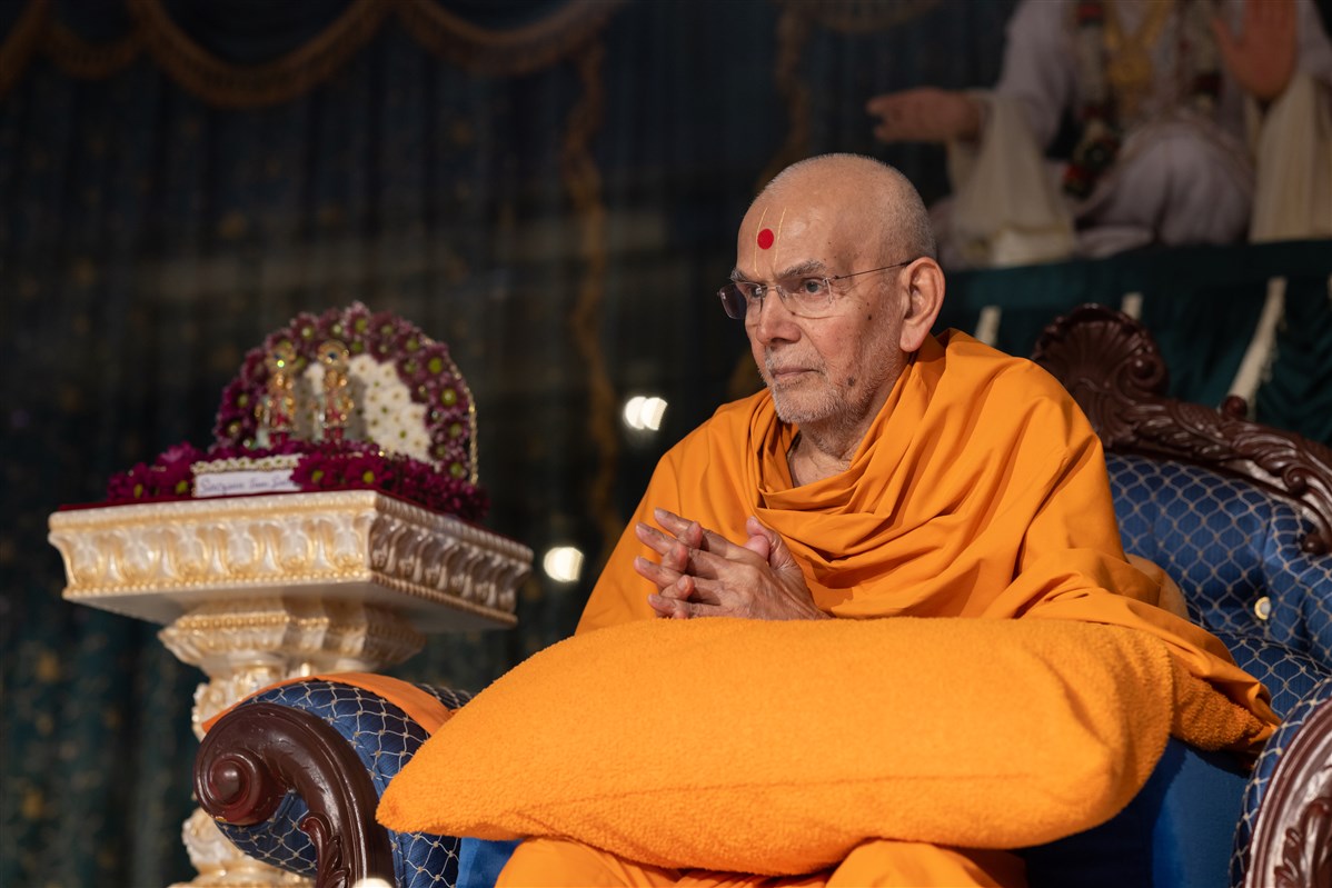 Swamishri greets the devotees with folded hands