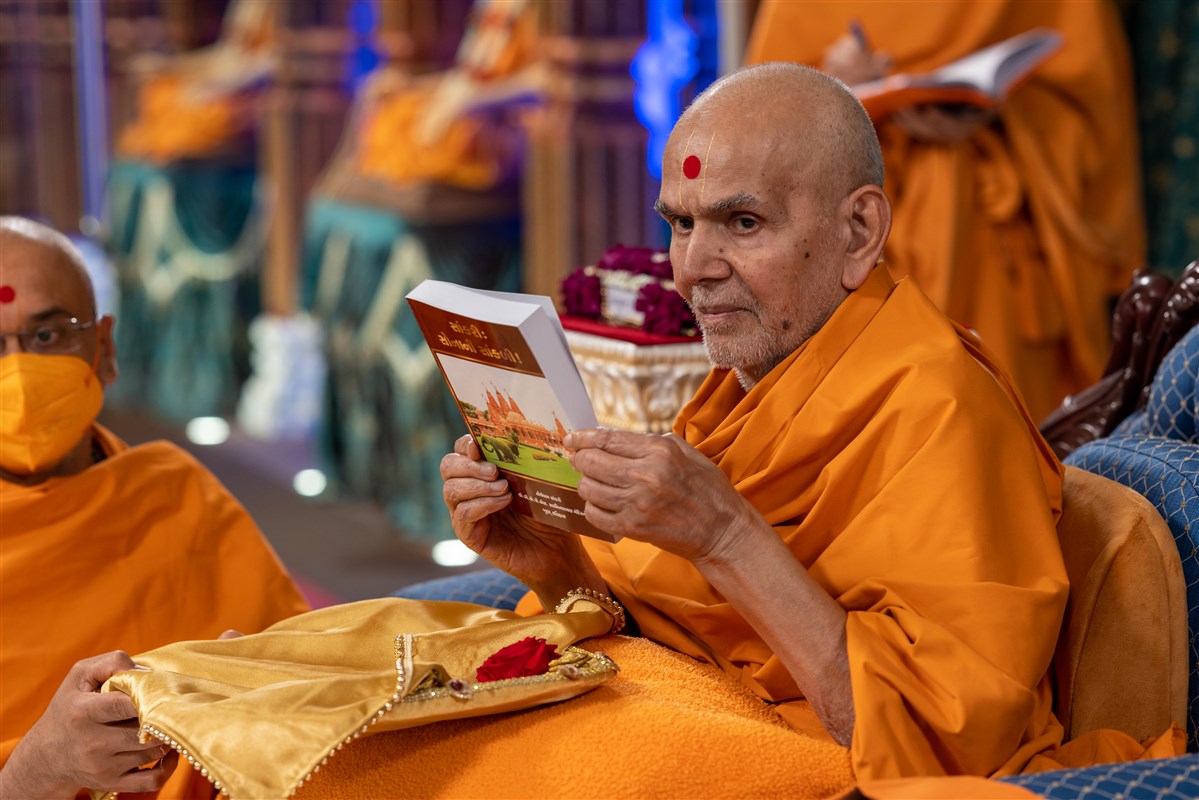 Swamishri inaugurates a publication marking the 52nd anniversary of Sankari Mandir