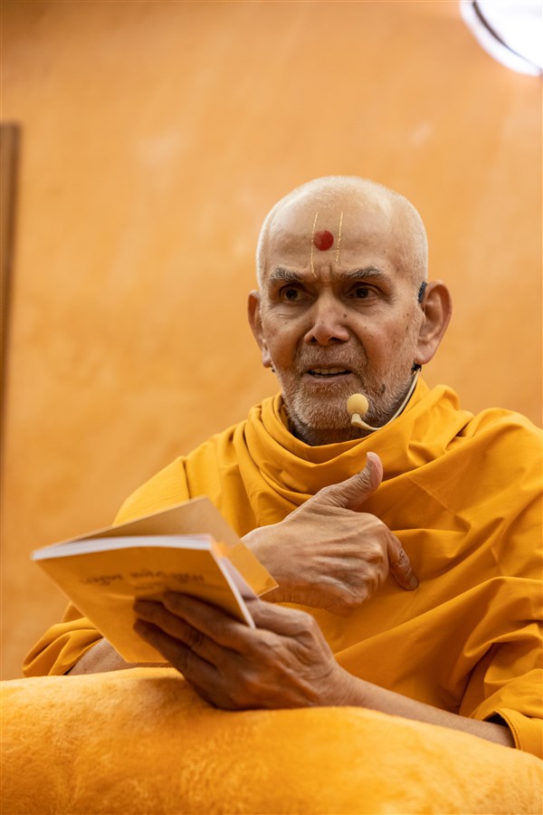 Swamishri engrossed in delivering the afternoon discourse