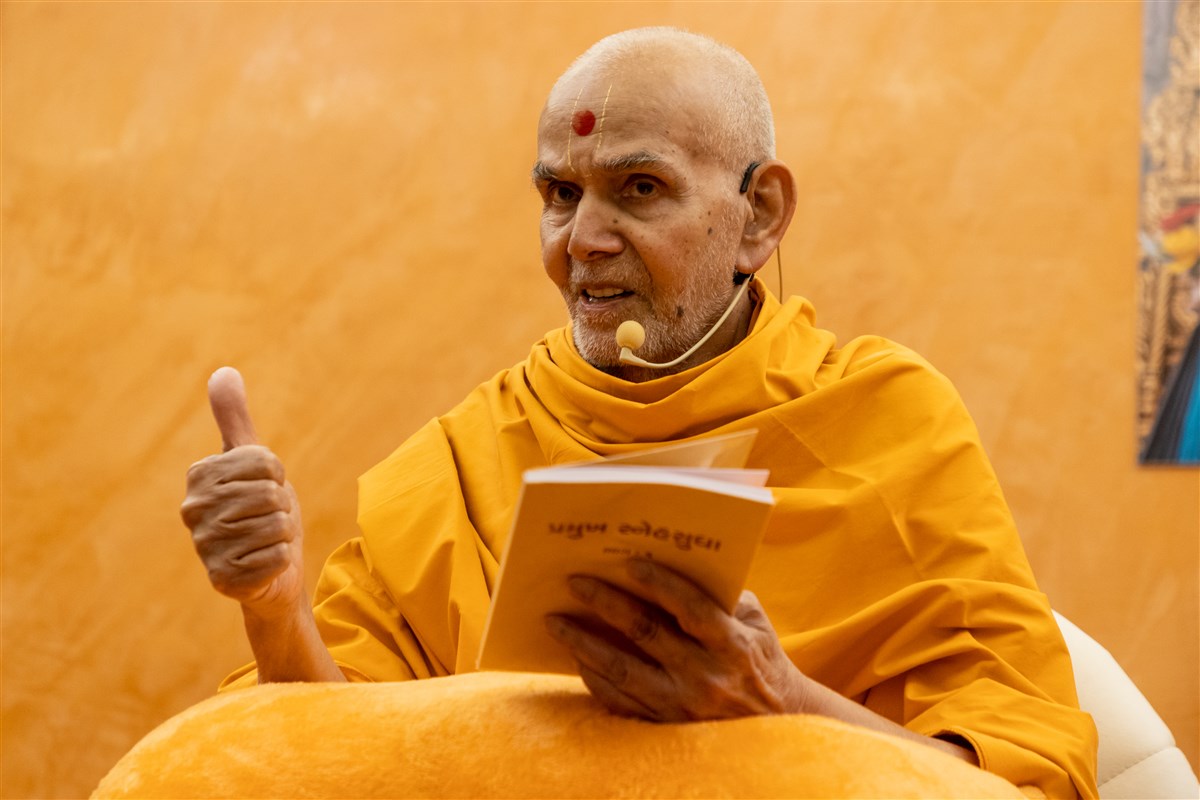 Swamishri engrossed in delivering the afternoon discourse
