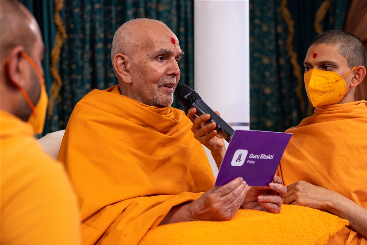 Swamishri reveals the family activity for Friday as 'Guru Bhakti'