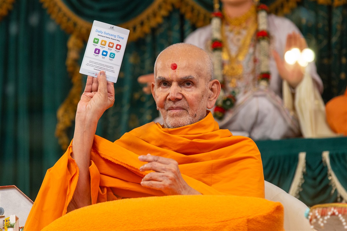 Swamishri reveals the fridge magnet that each family will receive, reminding them of the satsang activity for each day of the week