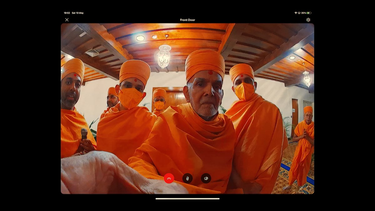 Swamishri rings the bell to enter the assembly hall