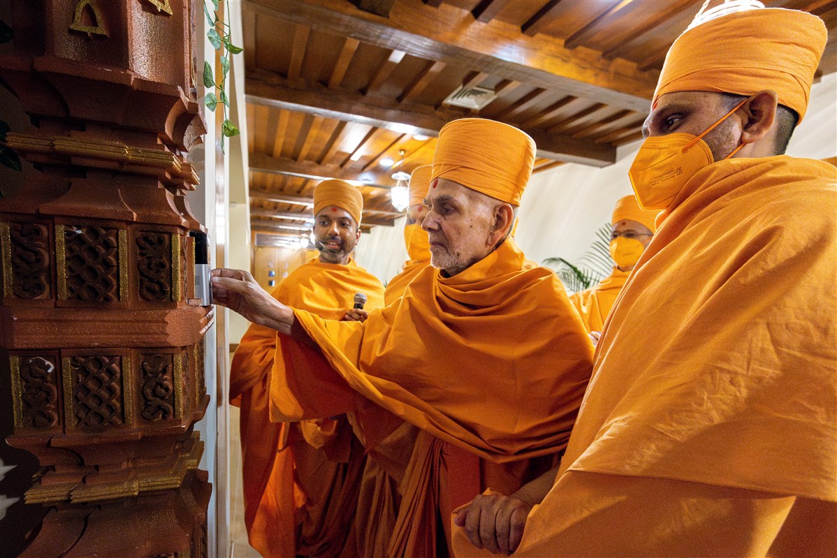 Swamishri arrives in the evening assembly, being celebrated as '<a href="https://www.baps.org/News/2023/Satsang-at-Home--Family-Din-23539.aspx" target="blank" style="text-decoration:underline; color:blue;">Family Din</a>', by ringing a door bell